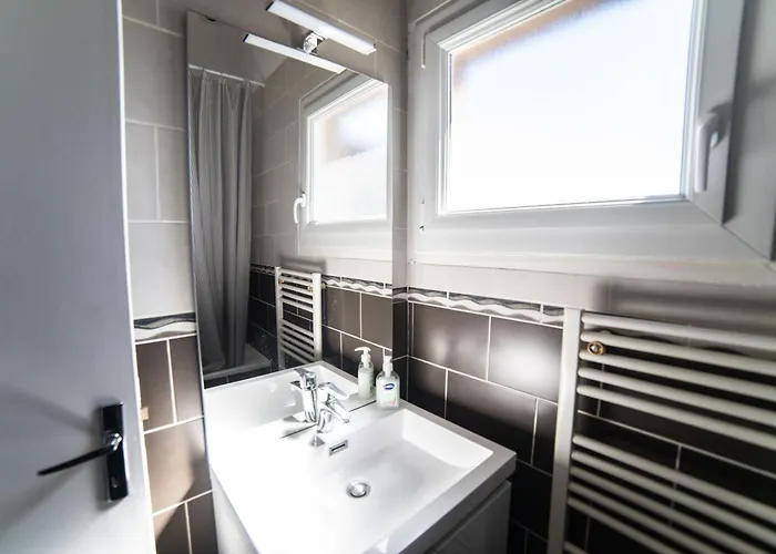 Le Donjon - Agreable T2 Centre - Parking Gratuit 2 Min -